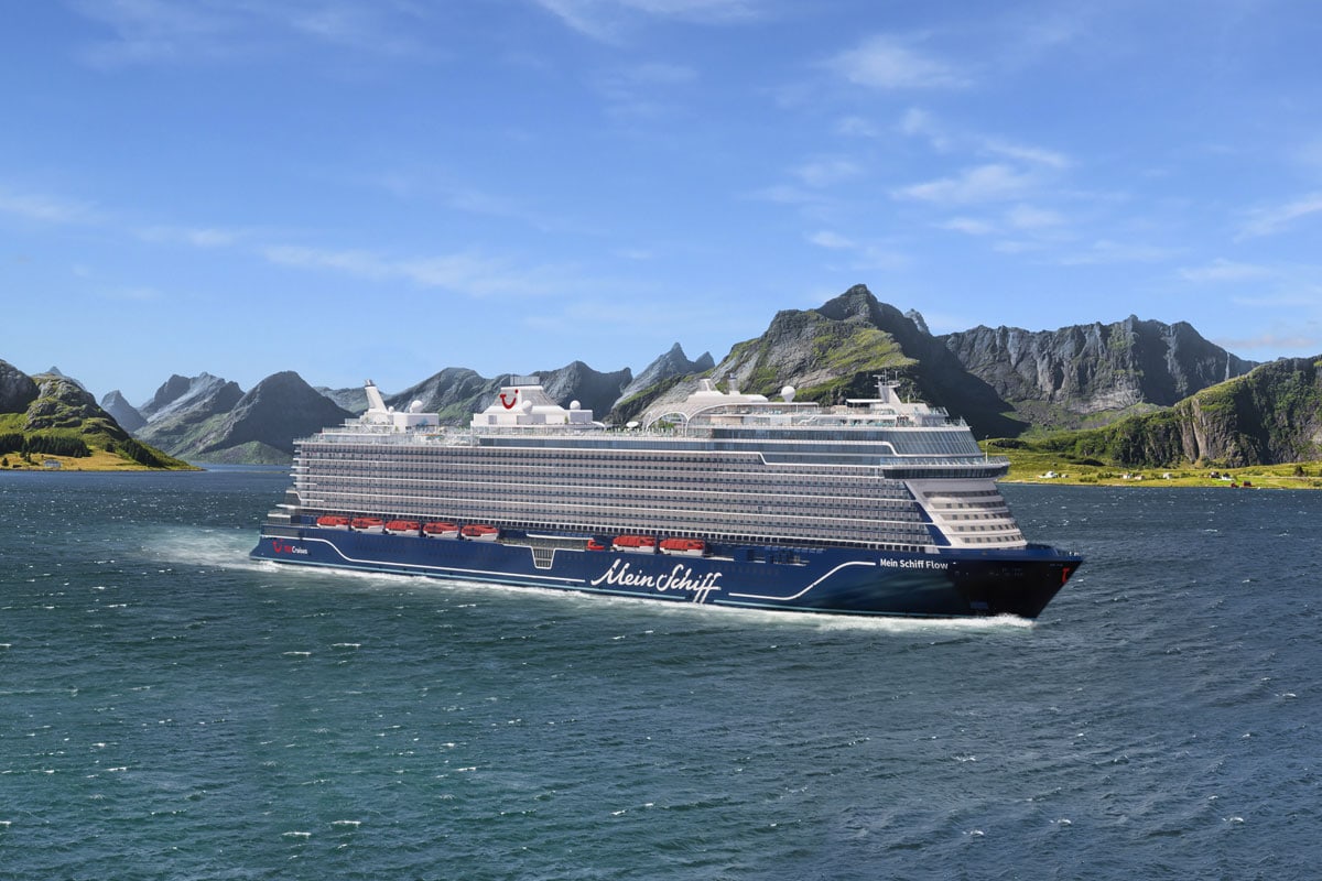 Modellbild des im Bau befindlichen Kreuzfahrtschiffs Mein Schiff Flow. Er hat einen dunkelblauen Rumpf und einen weißen Aufbau, im Hintergrund ist eine bergige Landschaft zu sehen.