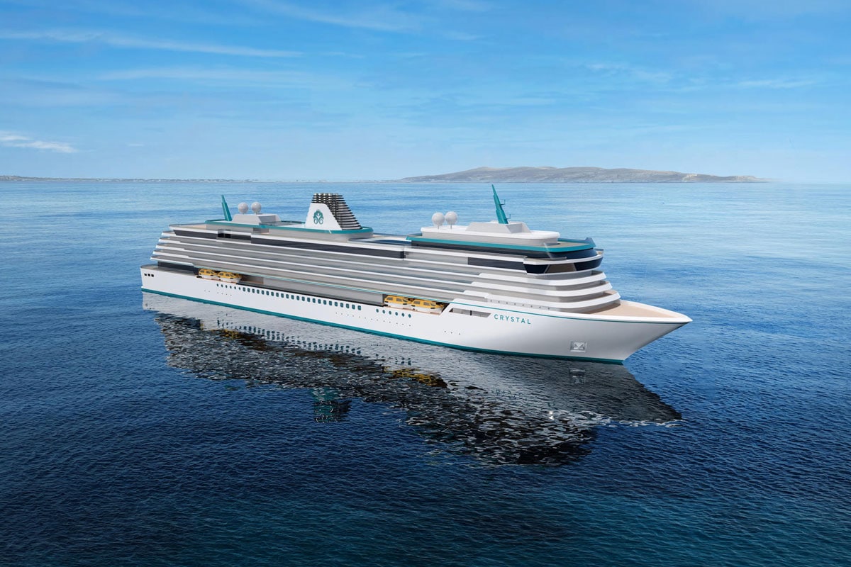 Modellbild eines im Bau befindlichen kleinen Kreuzfahrtschiffes auf dem Meer.