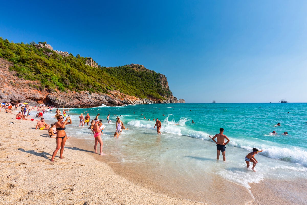 Bentour Reisen verlängert das „Quick-Transfer“-Angebot für Pauschalreisen bis Ende März 2027. Dieser bietet Gästen schnelle Transfers mit maximal einem Zwischenstopp in verschiedenen Destinationen. Details zur Ausweitung gibt es in der Meldung.