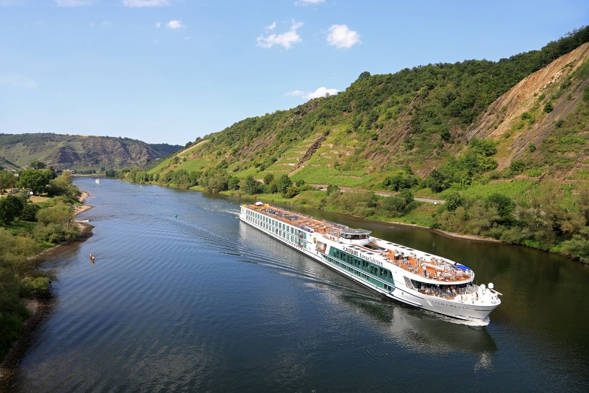 Das Flusskreuzfahrtschiff „Lady Diletta“ fährt auf der Mosel bei Kobern-Gondorf, vorbei an steilen Weinbergen und bewaldeten Hängen.