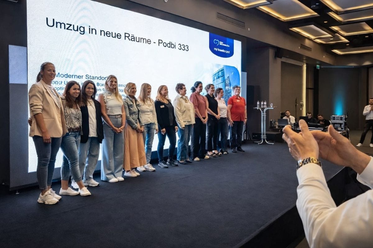 Teamleiterinnen von Mein Urlaubsglück stehen auf der Bühne bei der Jahrestagung im Club Marvy.