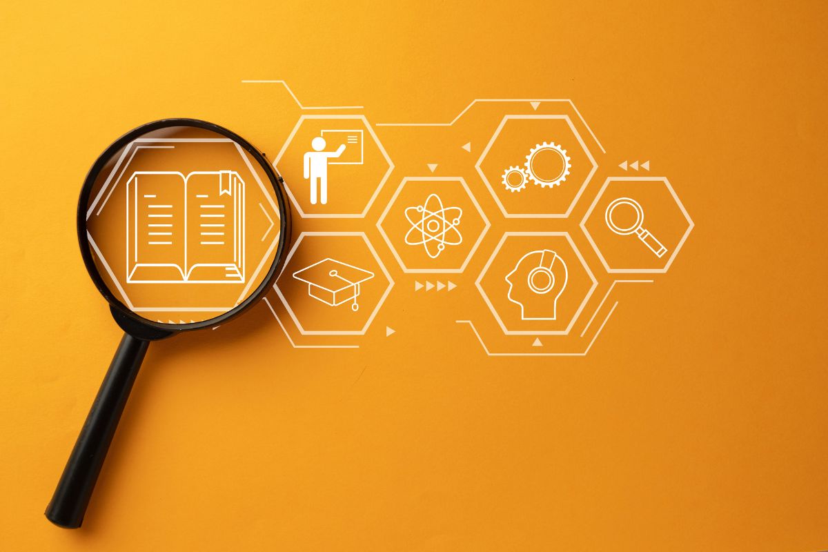Ein gelber Hintergrund mit Icons. Eine Lupe vergrößert ein Buch.