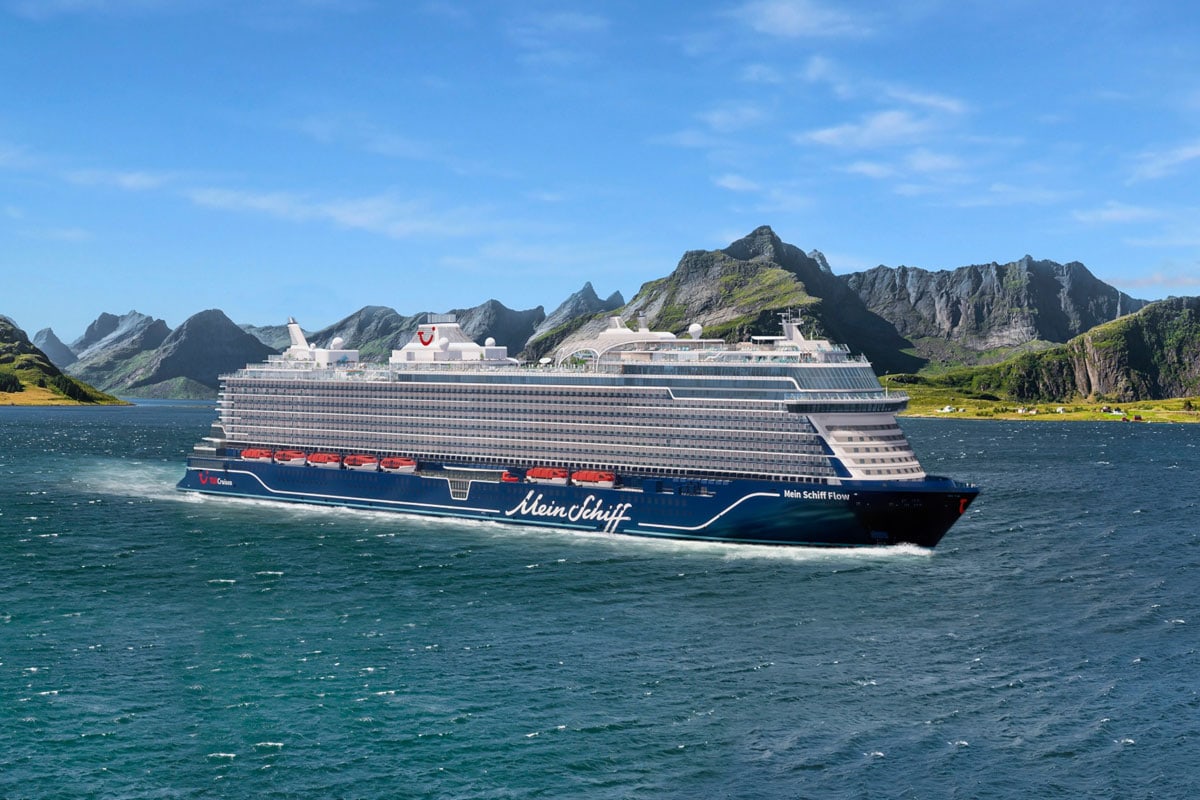 Modellbild des Kreuzfahrtschiffes Mein Schiff Flow mit blauem Rumpf und weißem Aufbau. Im Hintergrund ist eine stilisierte Bergkette zu sehen.