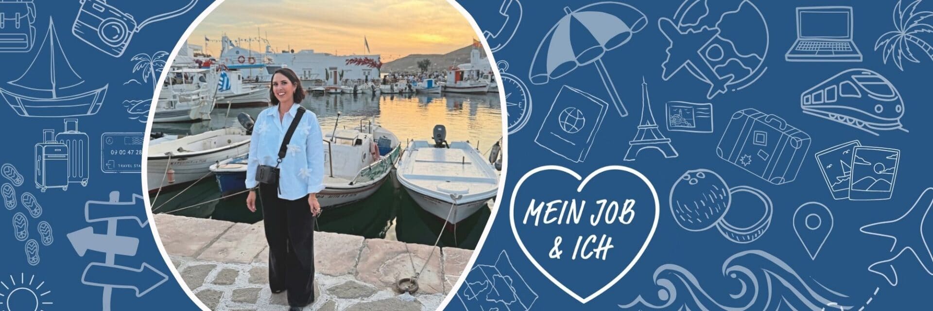 Mein Job und Ich Eirin Missridis Eine Frau steht in heller Bluse und dunkler Hose an einem Hafen mit kleinen Fischerbooten vor einer Kulisse aus weißen Gebäuden bei warmem Abendlicht.