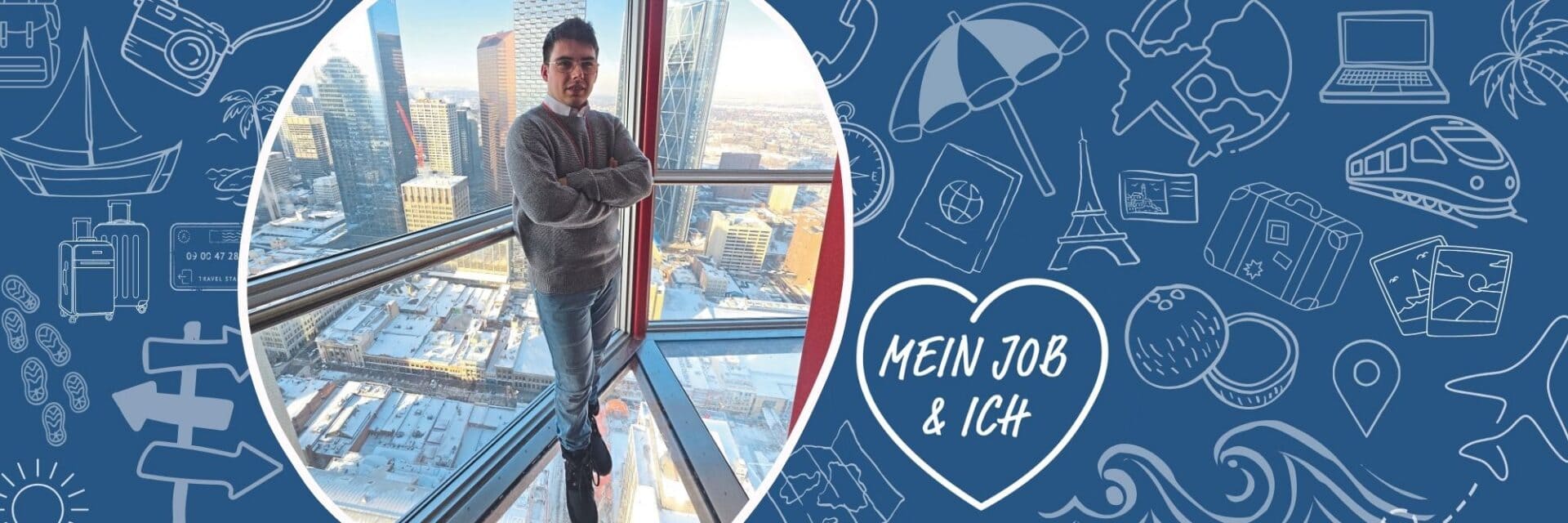 Ein junger Mann mit Brille und grauem Pullover steht vor einer hohen Fensterfront mit Blick auf eine verschneite Großstadt mit zahlreichen Hochhäusern.