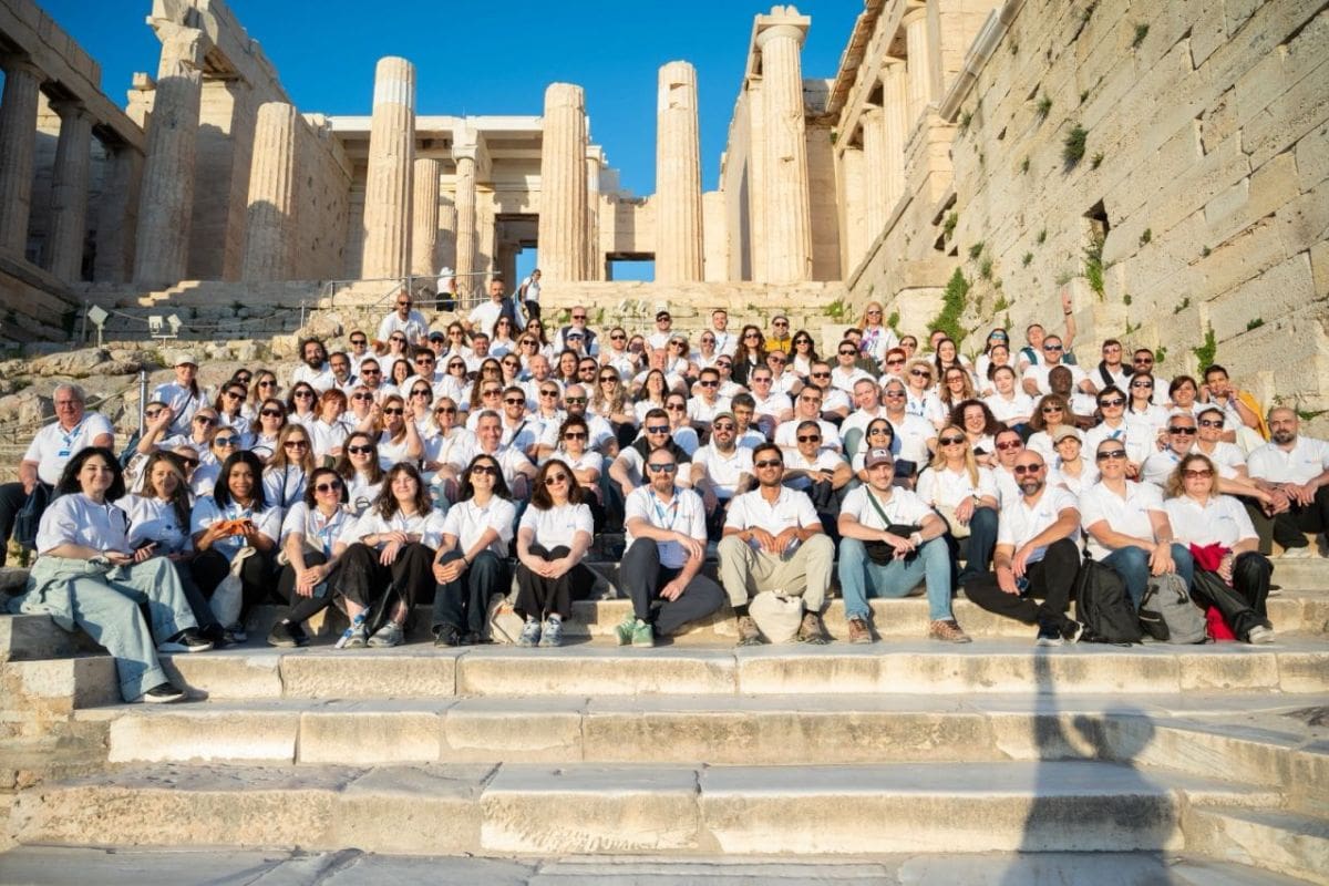 Teilnehmer der ersten europäischen TBO-Convention posieren vor der Akropolis in Athen.