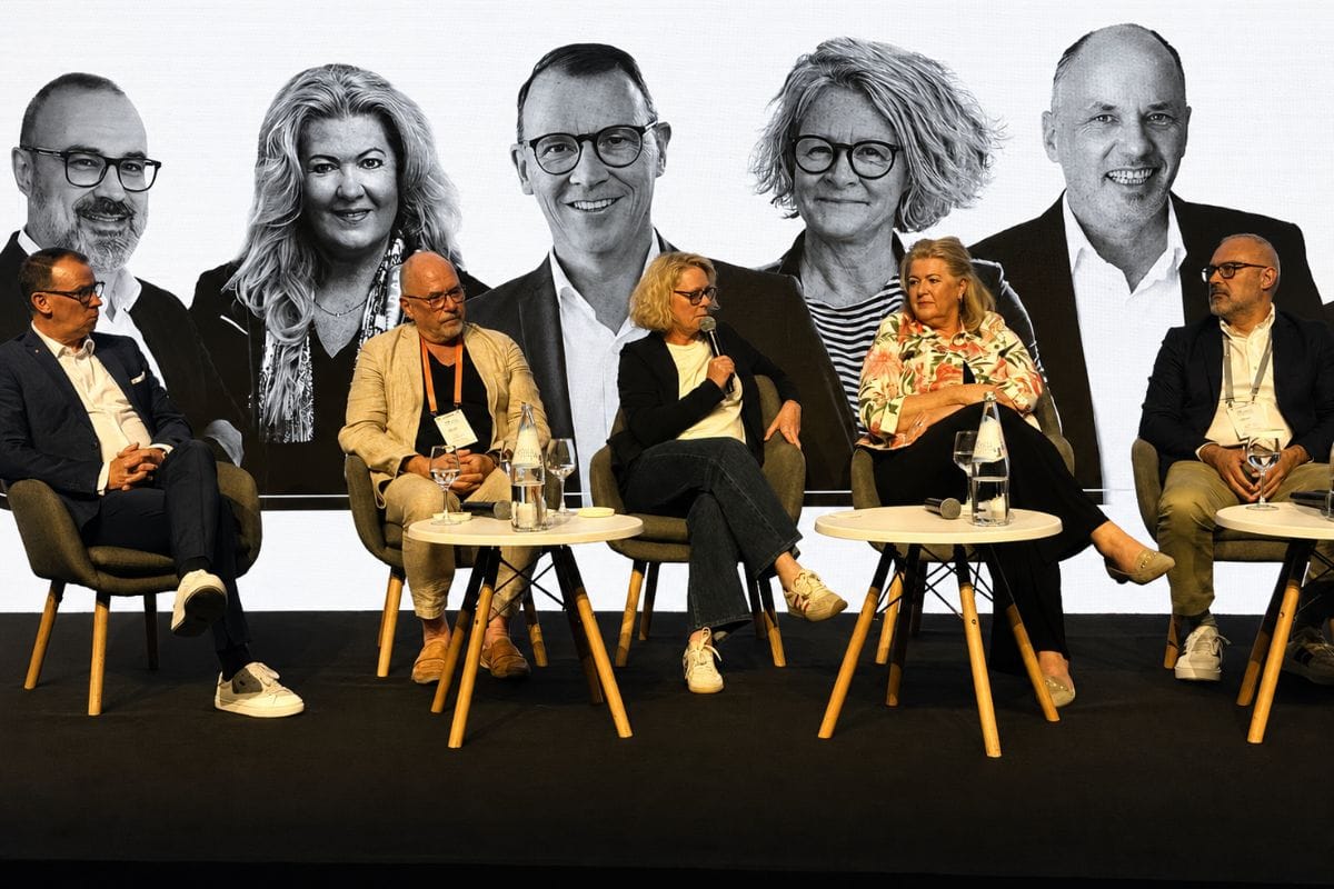 4 Personen sitzen auf einer Bühne bei einer Podiumsdiskussion: Richard Reindl (Schmetterling), André Bruns (Reisebüro Höhenflug Reisen), Ilka Lauenroth (TUI), Uta Martens (Dertour) und Koray Cavdir (Coral Travel).