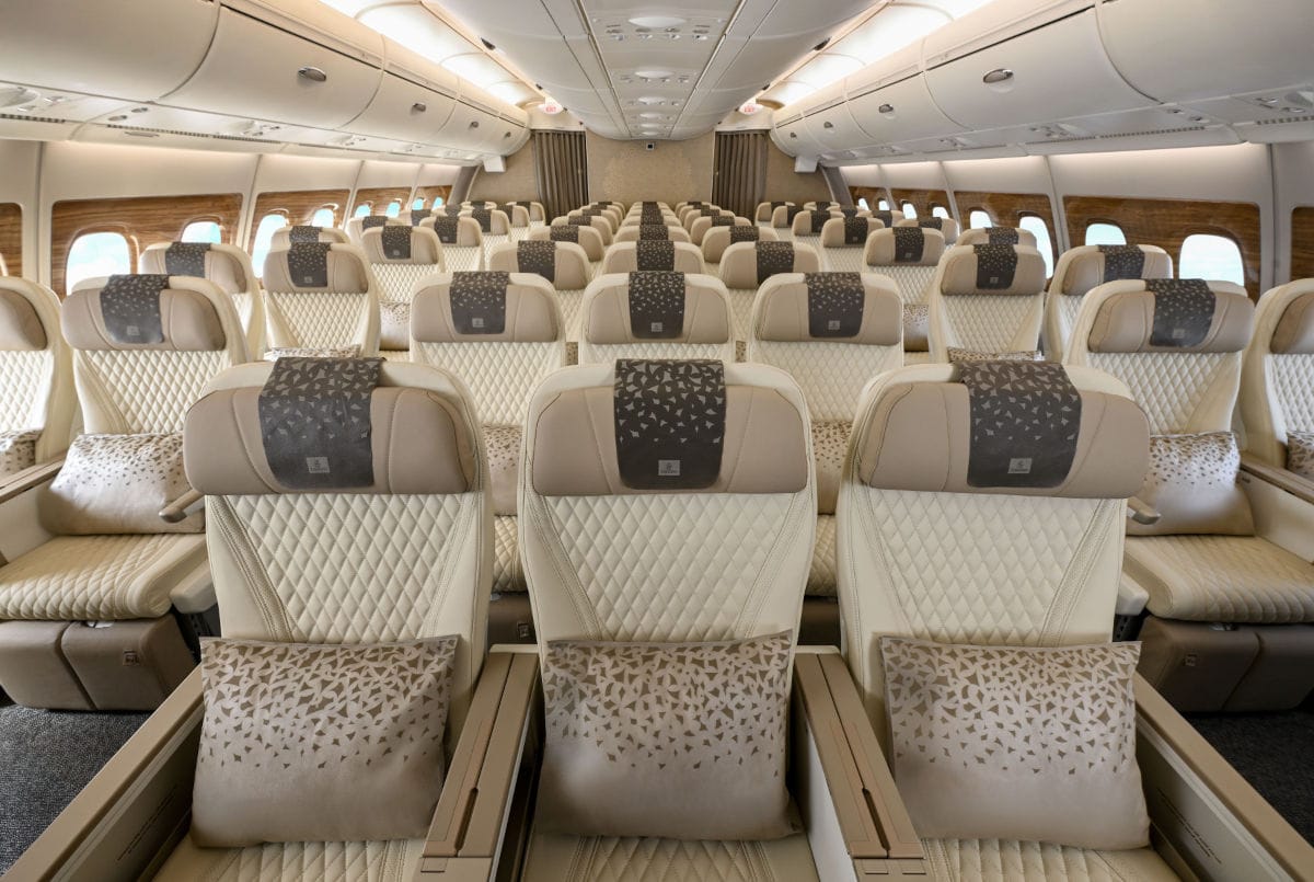 Innenansicht der Premium Economy Klasse in einem Airbus A380 von Emirates mit eleganten Sitzen und stilvollen Kissen.