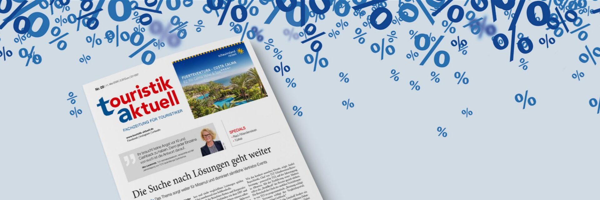 Grafik mit hellgrauem Hintergrund und zahlreichen blauen Prozentzeichen. Im linken unteren Bereich liegt schräg die Titelseite des Magazins „touristik aktuell“ mit einem großen Foto einer Hotelanlage auf Fuerteventura sowie der Schlagzeile „Die Suche nach Lösungen geht weiter“.