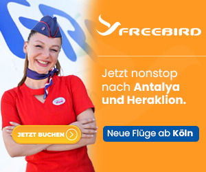 Eine lächelnde Flugbegleiterin in roter Uniform steht vor einem Freebird-Logo und präsentiert ein Buchungsangebot für Flüge.