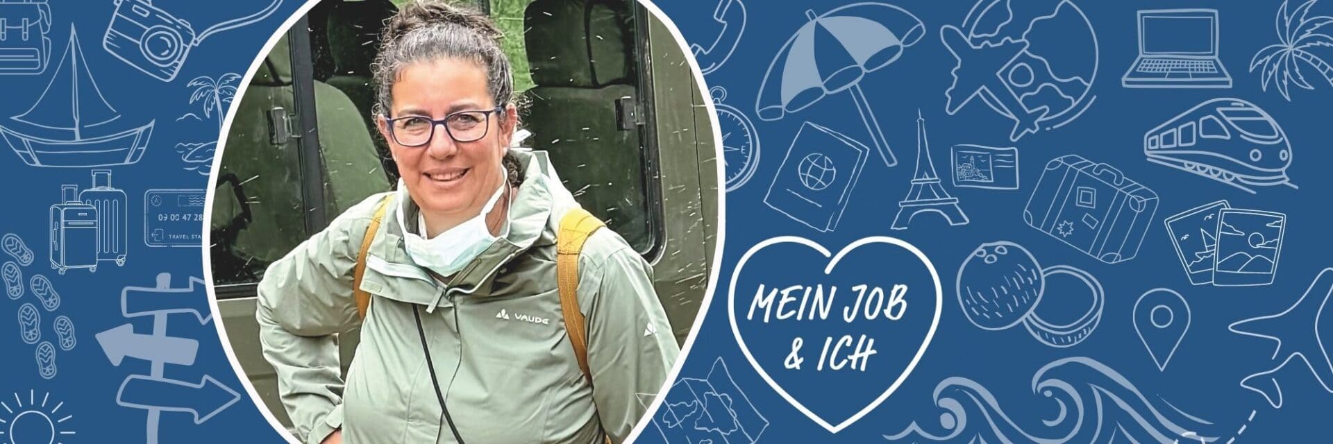 Eine Frau mit Brille und olivgrüner Outdoor-Jacke vor einem Fahrzeug, eingebettet in einen blauen Hintergrund mit weißen Reisesymbolen und einem Herz-Logo.