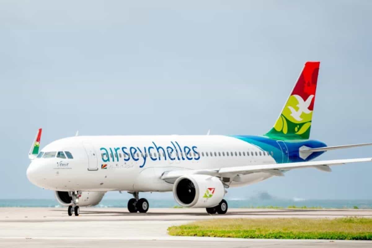 Ein Airbus der Airline Air Seychelles steht auf dem Rollfeld, mit einem bunten Heck und dem Logo der Fluggesellschaft sichtbar.