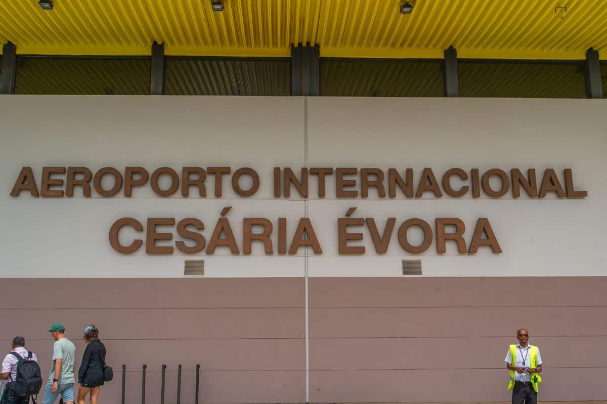 Das Bild zeigt das Eingangsschild des internationalen Flughafens Cesária Évora mit der Bezeichnung in großen Buchstaben.