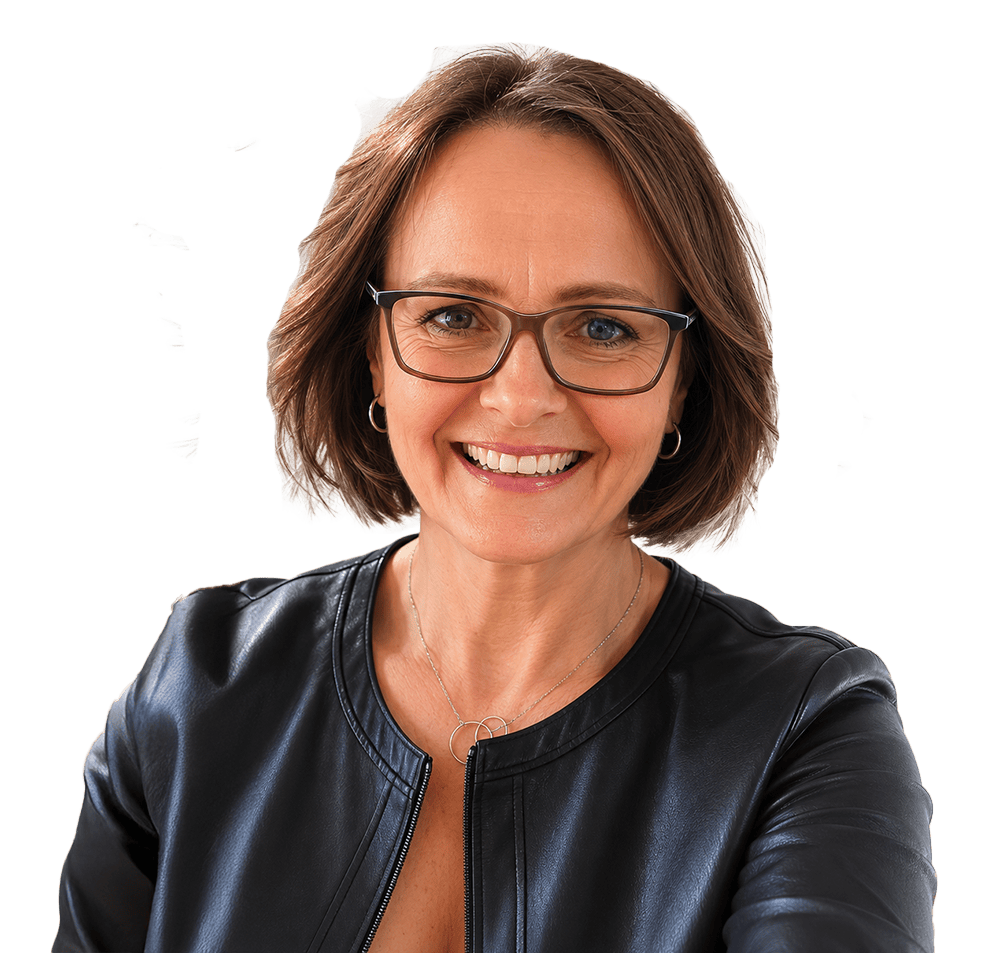 Eine Frau mit braunem Bob-Haarschnitt, Brille und schwarzer Lederjacke lächelt freundlich in die Kamera. Der Hintergrund ist weiß und freigestellt.