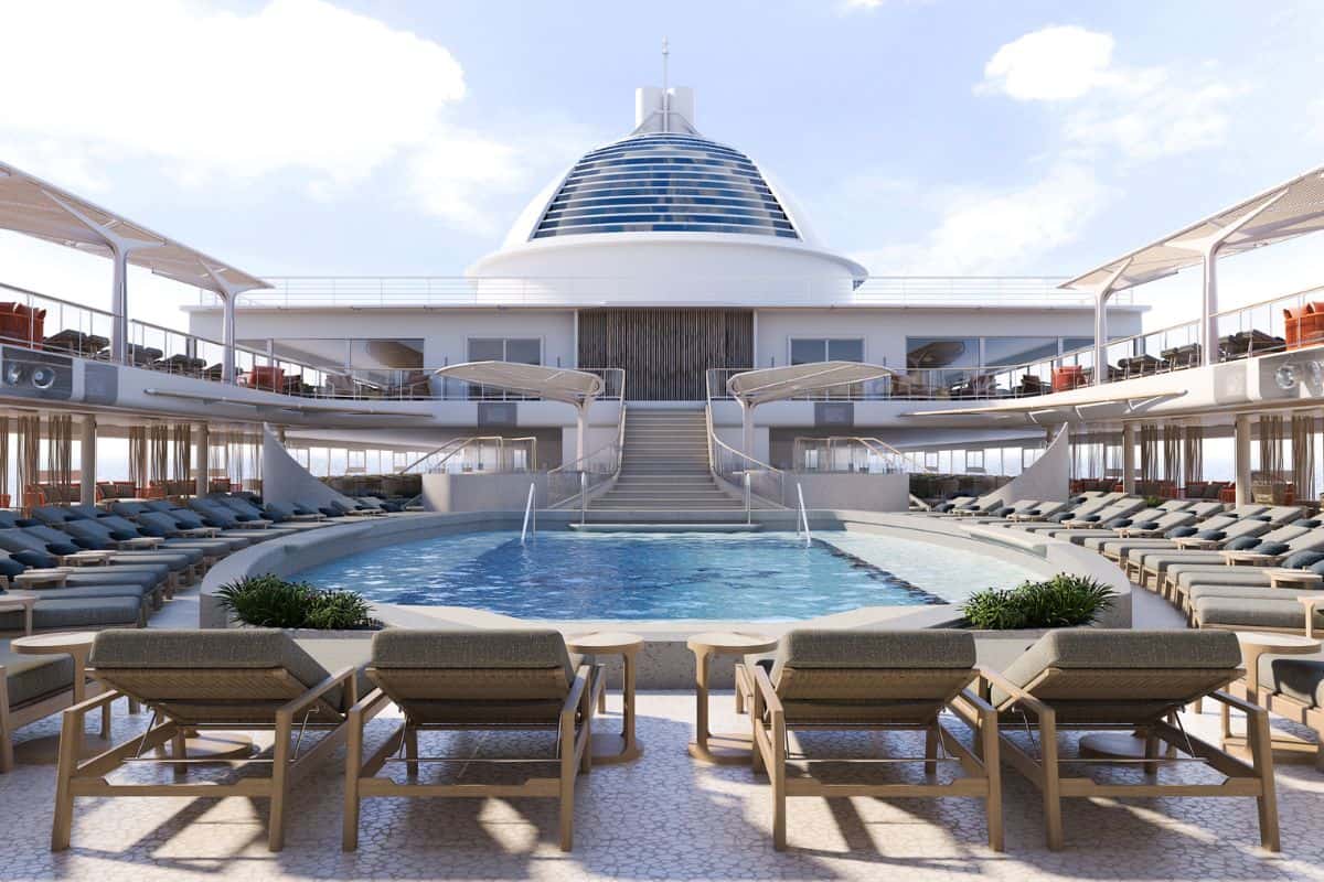 Ein symmetrischer Blick auf das Pooldeck eines Kreuzfahrtschiffes mit Liegestühlen, einer zentralen Treppe und einer markanten, kuppelförmigen Dachstruktur.