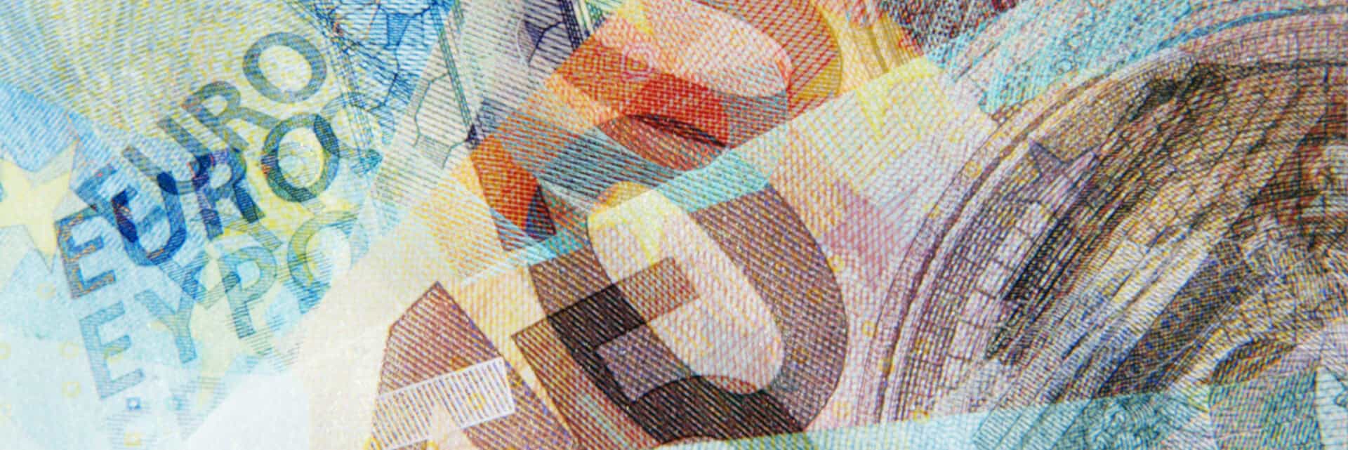Verschiedene Euro-Banknoten und Münzen in einem bunten, überlagerten Design, das die Vielfalt der europäischen Währung darstellt.