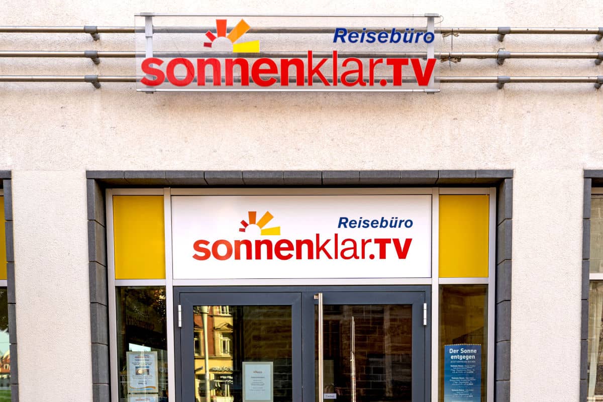 Fassade eines Reisebüros mit dem Logo von sonnenklar.tv und einem einladenden Eingangsbereich.