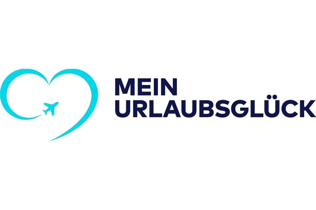 Das Logo zeigt links ein hellblaues Herz, in dessen unterem Verlauf ein kleines Flugzeug integriert ist. Rechts daneben steht der Schriftzug MEIN URLAUBSGLÜCK.