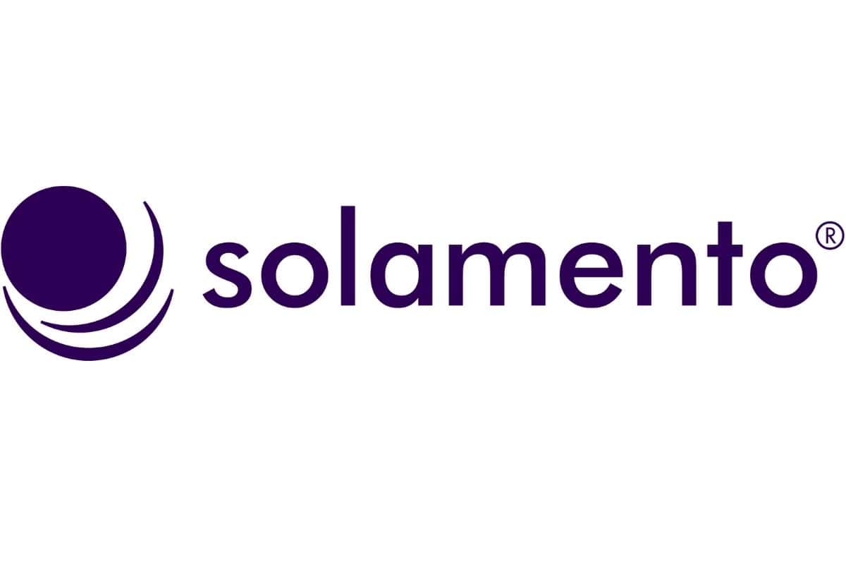 Aida Nova Web(2) Das Logo der Marke solamento besteht aus einem violetten, kreisförmigen Symbol mit zwei geschwungenen Linien und dem Schriftzug solamento in violett.