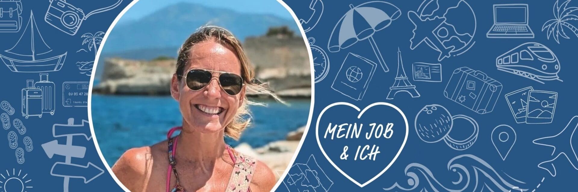 Eine lächelnde Frau mit Sonnenbrille vor einer Küstenkulisse in einem runden Ausschnitt, umgeben von einem blauen Hintergrund mit weißen Reisesymbolen.