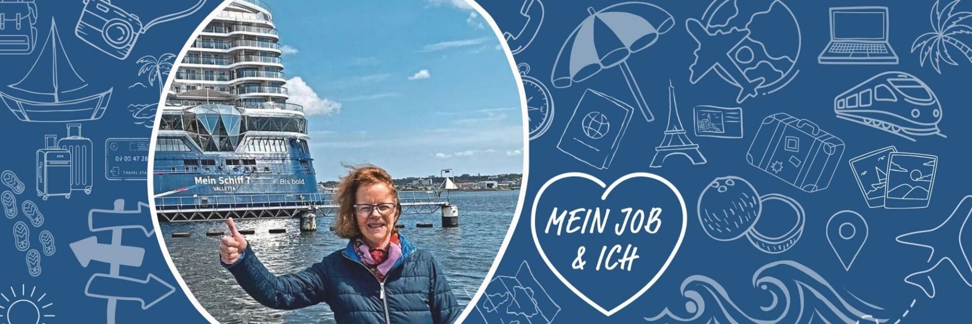 Mein Job und Ich Elisabeth Westphal Eine Frau mit Brille und blauer Jacke zeigt vor dem Kreuzfahrtschiff Mein Schiff 7 im Hafen den Daumen nach oben, umrahmt von blauen Reise-Symbolen.