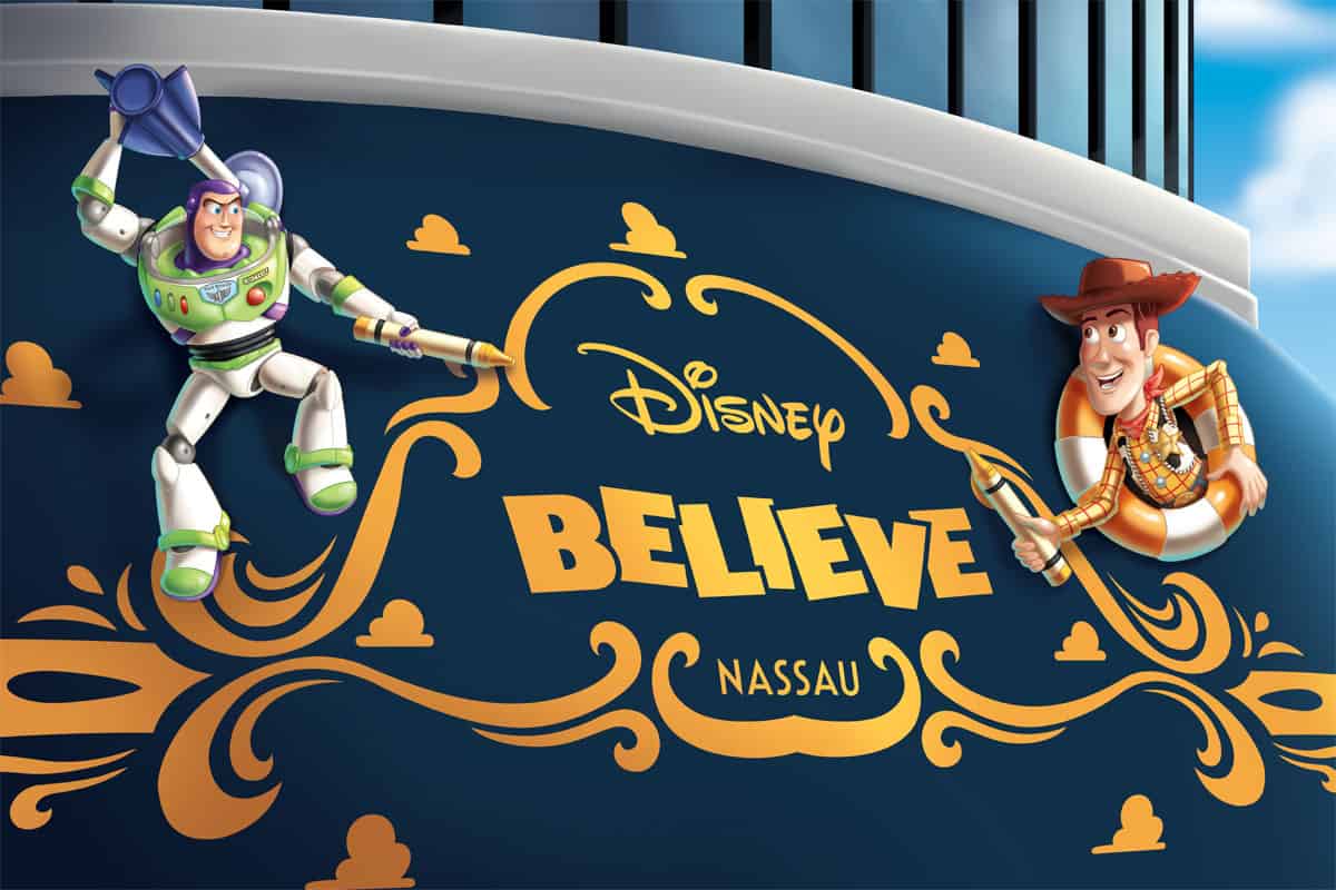 Die Zeichentrickfiguren Buzz Lightyear und Woody auf einer dunkelblauen Schiffsaußenwand mit dem Schriftzug Disney BELIEVE NASSAU und gelben Verzierungen.