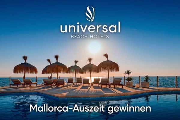Poollandschaft mit Liegen und Sonnenschirmen am Meer bei Sonnenuntergang.