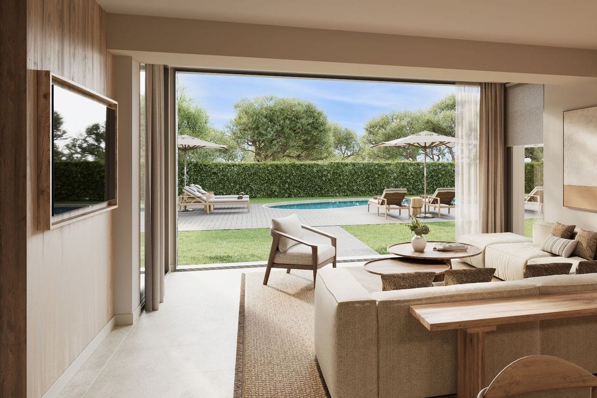 Moderne Wohnraumansicht mit Blick auf den Außenbereich, der einen Pool und Liegen zeigt, umgeben von grünen Bäumen und einer Hecke.