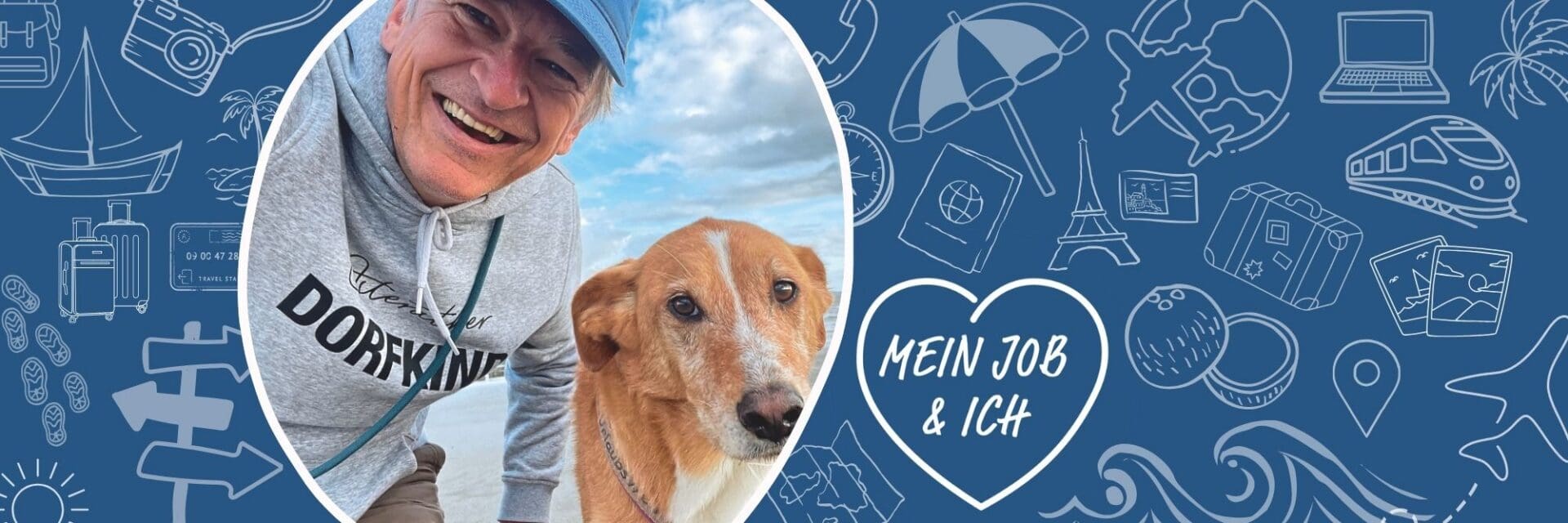 Mein Job und Ich Holger Tiggelkamp Ein lächelnder Mann in einem grauen Kapuzenpullover mit einem braun-weißen Hund vor einem blauen Hintergrund mit weißen Reisesymbolen und dem Text Mein Job & Ich.