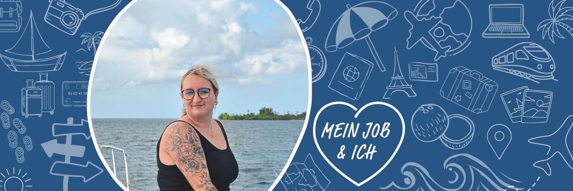Mein Job und Ich Laura ley Eine junge Frau mit Brille und tätowiertem Arm steht vor einer Meereskulisse, eingebettet in einen blauen Hintergrund mit weißen Reise-Symbol-Skizzen.