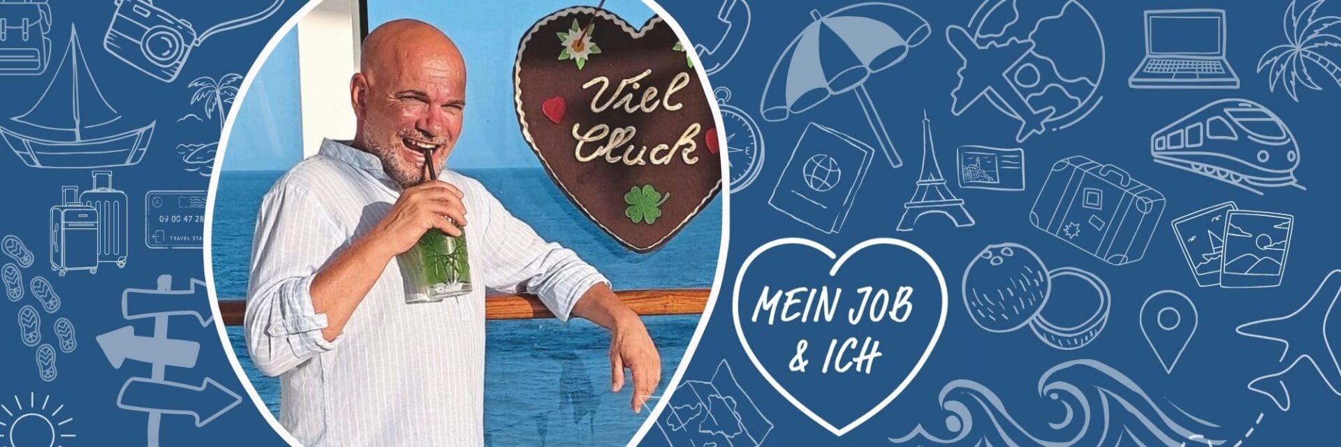 Mein Job und Ich claudio acampa Ein Mann mit Glatze und Bart in einem hellen Hemd trinkt ein grünes Getränk vor dem Meer, daneben ein Lebkuchenherz mit der Aufschrift Viel Glück.