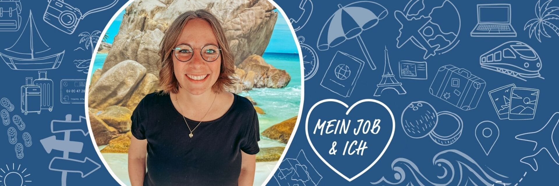 Mein Job und Ich shari brislinger Eine junge Frau mit Brille lächelt in einem kreisförmigen Ausschnitt vor einem Strandhintergrund, umgeben von weißen Reisesymbolen auf blauem Hintergrund.