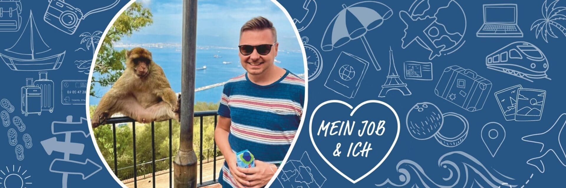 Mein Job und Ich thomas engel Ein Mann mit Sonnenbrille und gestreiftem T-Shirt steht neben einem Affen, der auf einem Geländer vor einer Küstenlandschaft mit Meer und Schiffen sitzt.