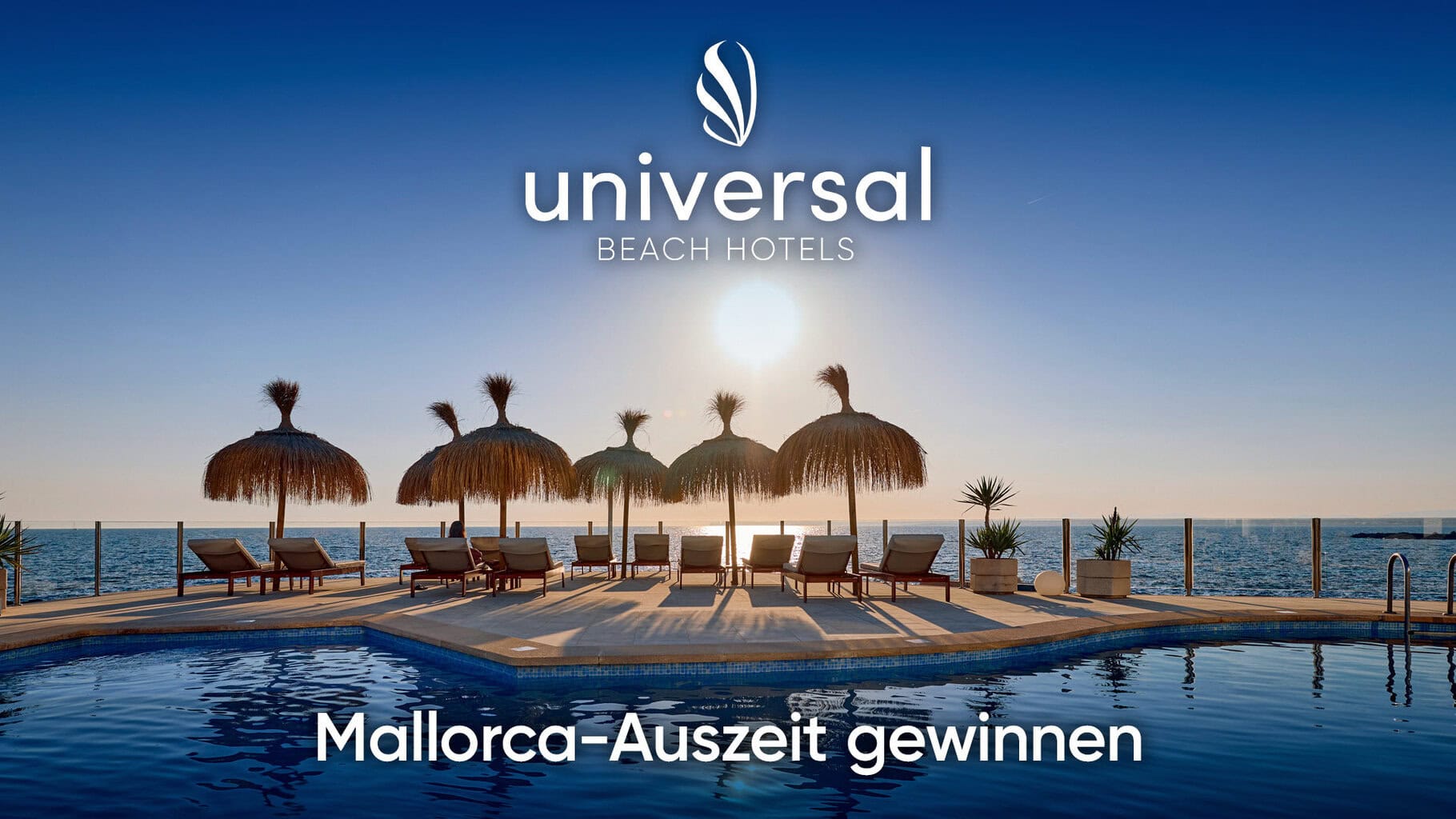 Gewinnspiel Universal Hotels Header Eine Hotelterrasse mit Pool, Liegen und Strohschirmen vor dem Meer bei Sonnenuntergang, darüber das Logo von Universal Beach Hotels und ein Textbaustein.