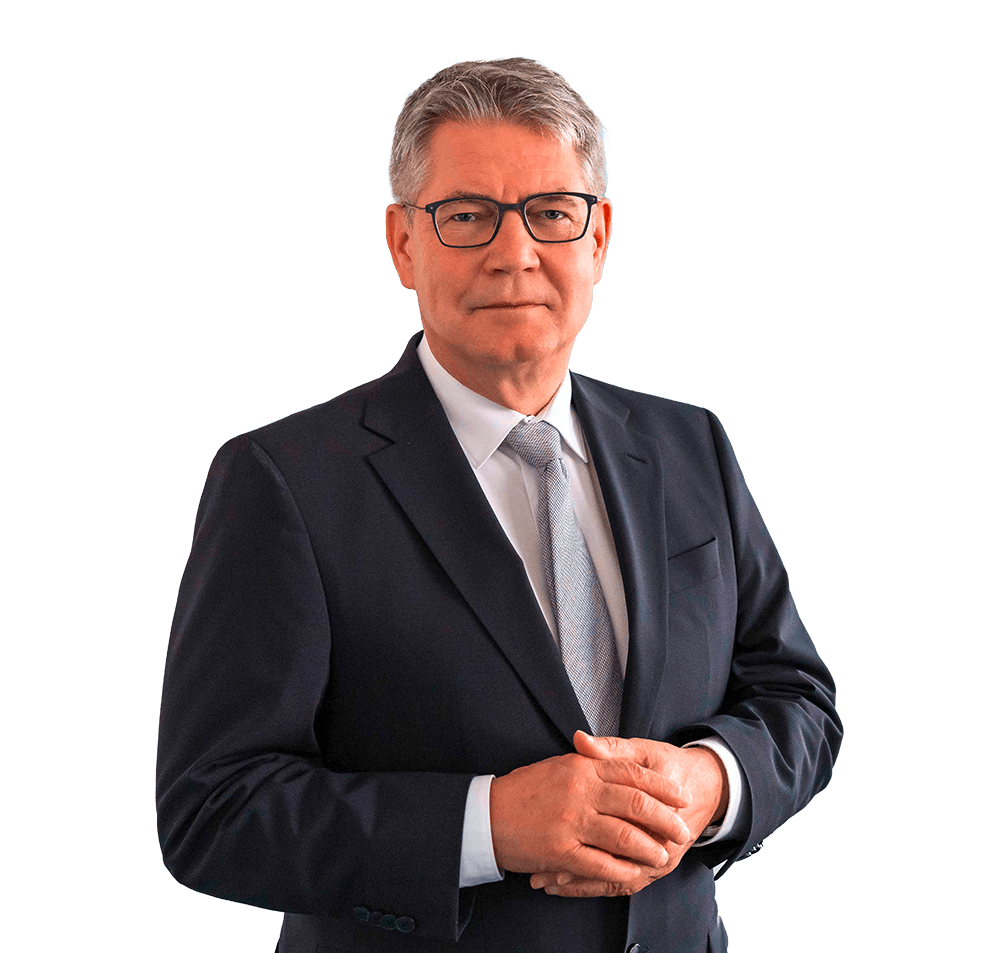 albin-loidl-1000x953px Ein Mann mittleren Alters mit grauem Haar und Brille trägt einen dunklen Anzug, ein weißes Hemd sowie eine Krawatte und blickt direkt in die Kamera.