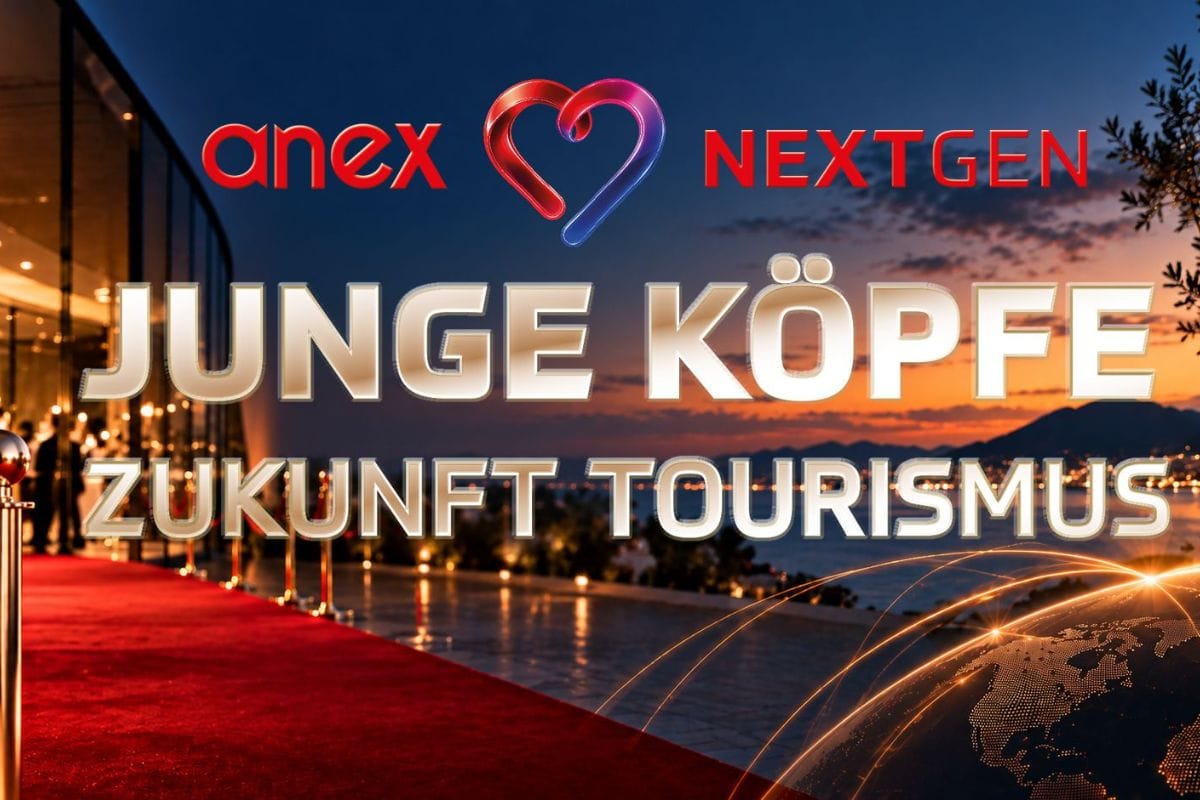 Ein roter Teppich führt vor einem modernen Gebäude bei Sonnenuntergang entlang, darüber stehen die Schriftzüge anex, NEXTGEN und Junge Köpfe Zukunft Tourismus.