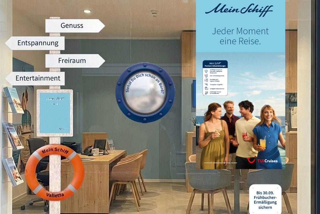 Ein Empfangsbereich mit Wegweisern zu Genuss, Entspannung, Freiraum und Entertainment, sowie einem Plakat von Mein Schiff und einem Rettungsring.