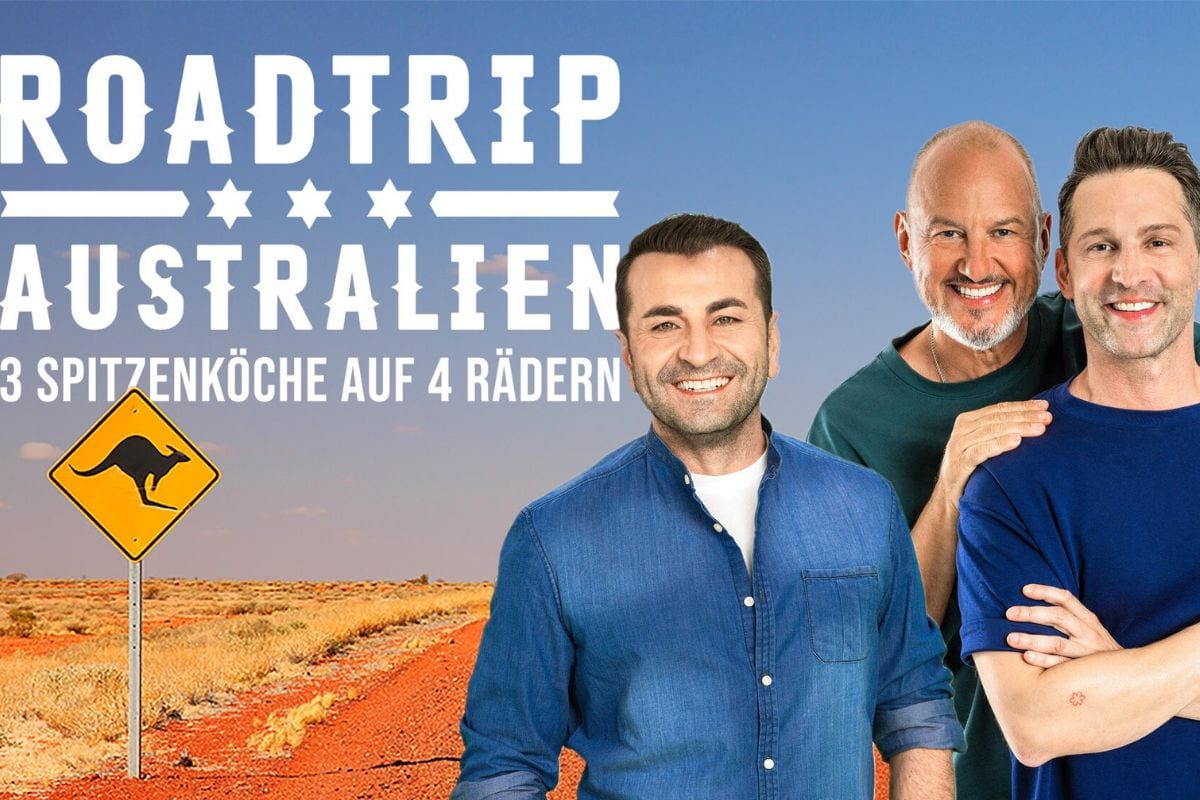 Drei lächelnde Männer vor einem Hintergrund mit australischer Wüstenlandschaft, einem Känguru-Warnschild und dem Text Roadtrip Australien 3 Spitzenköche.
