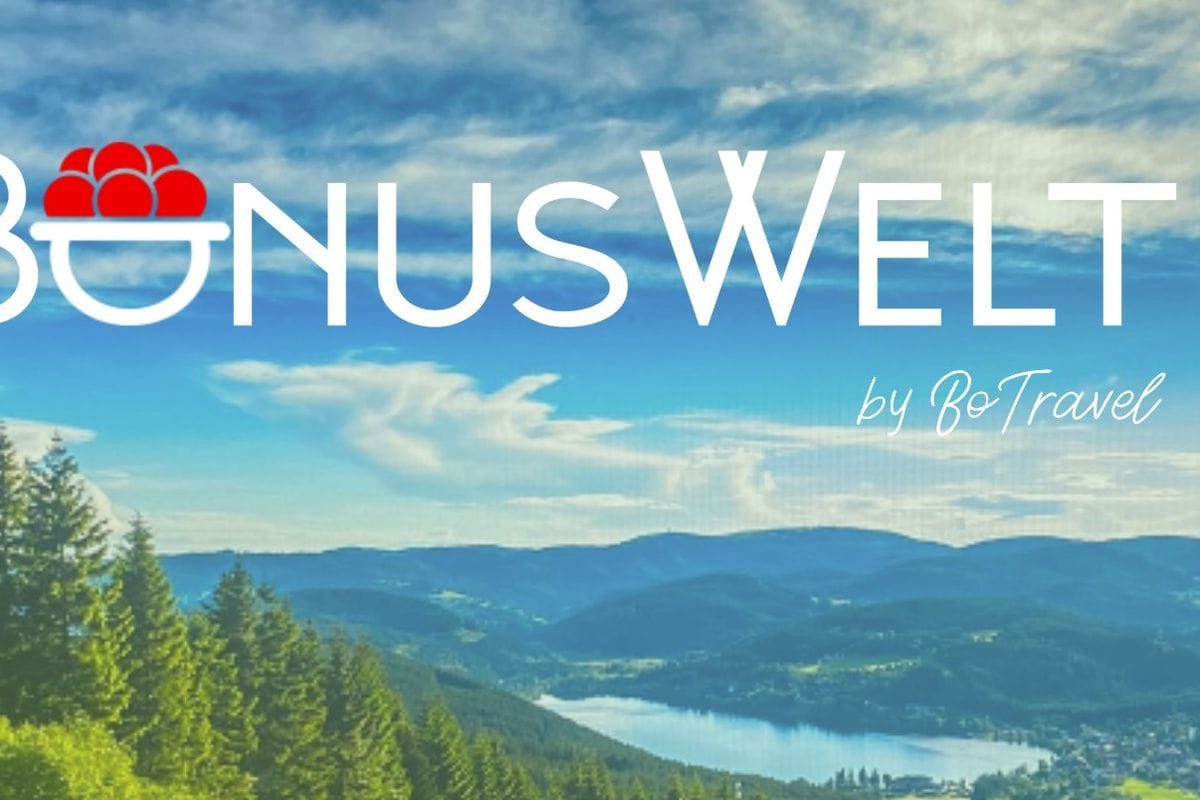 Der Schriftzug BONUSWELT by BoTravel liegt über einer Landschaftsaufnahme mit Nadelwald, einem See und bewaldeten Bergen unter einem blauen Sommerhimmel.
