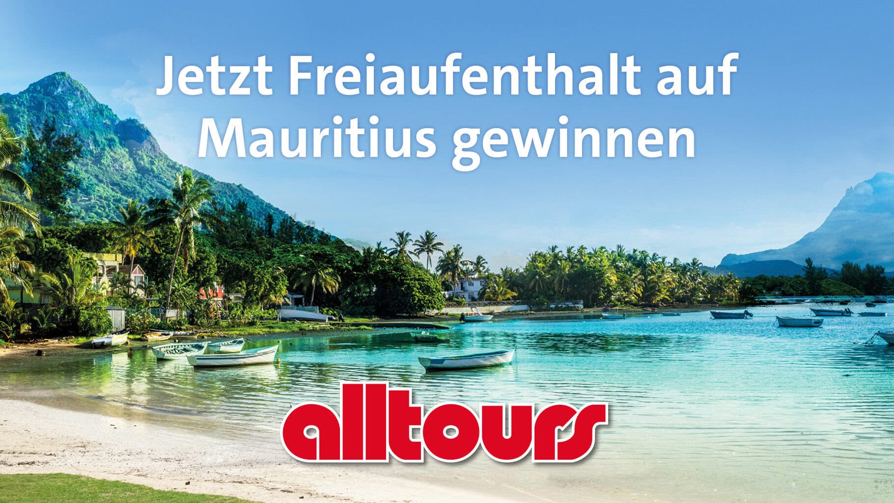 Gewinnspiel alltours - Header - Trauminseln entdecken - alltours auf Wachstumskurs im Indischen Ozean Eine tropische Küstenlandschaft auf Mauritius mit weißen Booten im türkisfarbenen Wasser, Palmen, grünen Bergen und dem roten Logo von alltours im Vordergrund.