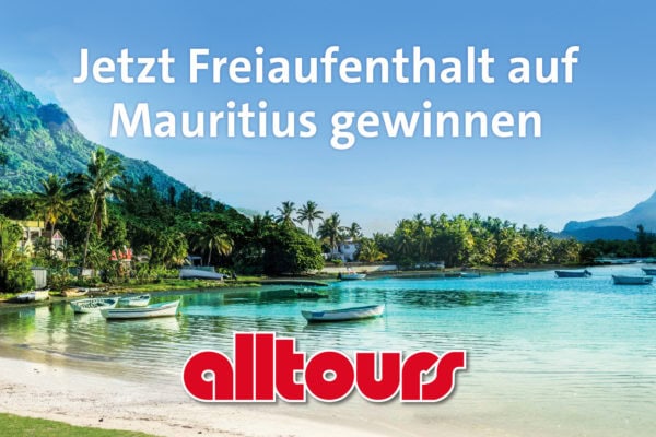 Eine tropische Küstenlandschaft auf Mauritius mit kleinen Booten im türkisfarbenen Wasser, Palmen, Bergen im Hintergrund und dem roten alltours-Logo unten.