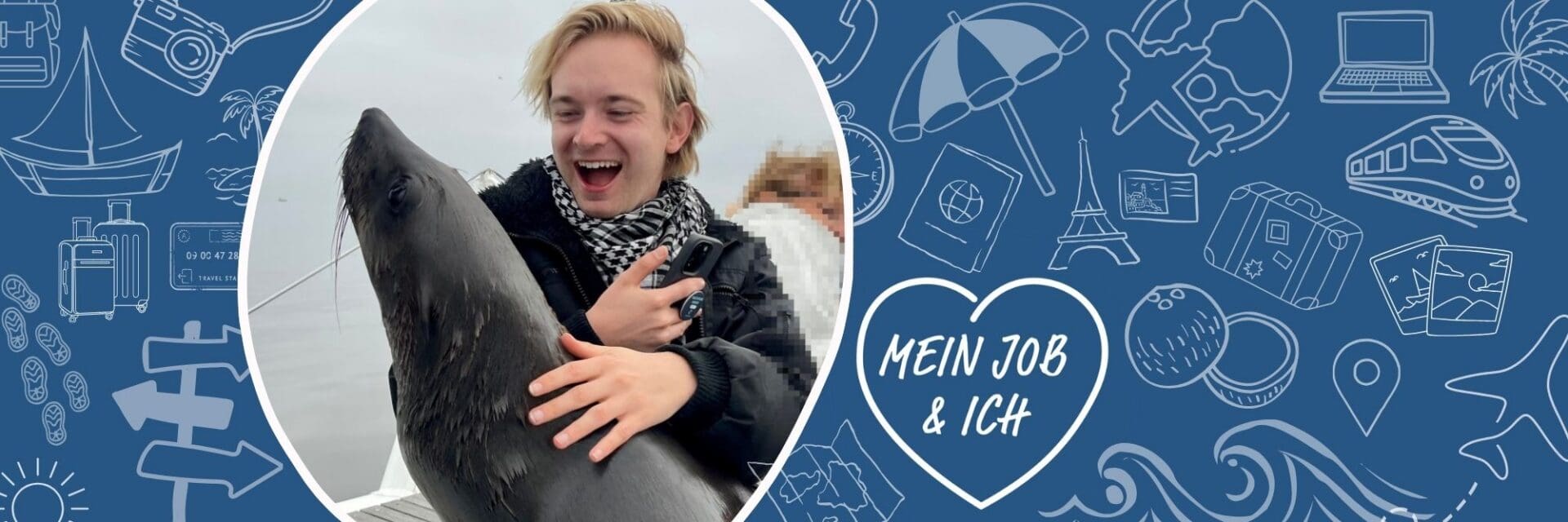 Eine junge Person mit blondem Haar und Schal hält ein Smartphone in der Hand und streichelt einen Seelöwen vor einem blau gemusterten Hintergrund-Design.