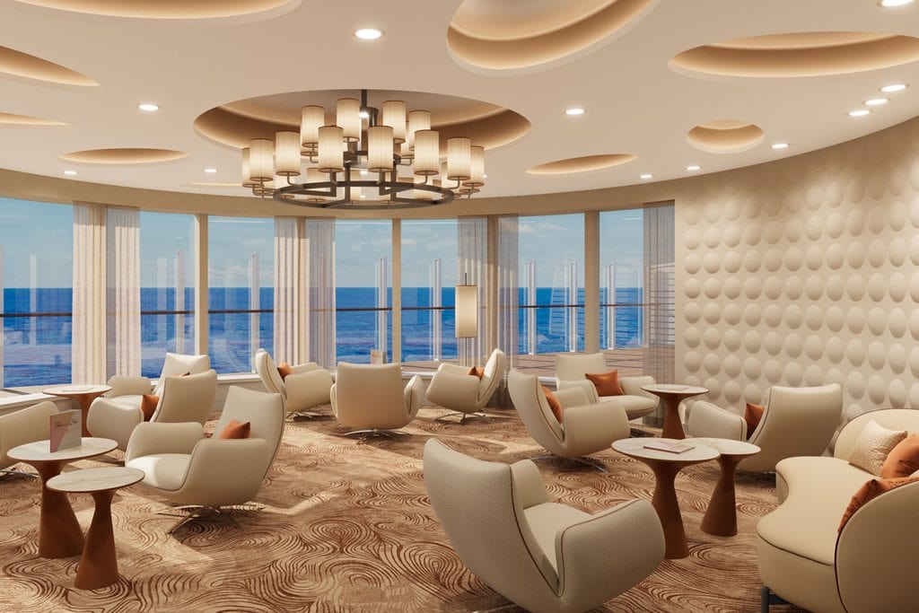 Ein eleganter Lounge-Bereich mit beigen Sesseln, kleinen Beistelltischen, einem großen Kronleuchter und bodentiefen Fenstern mit Blick auf das offene Meer.