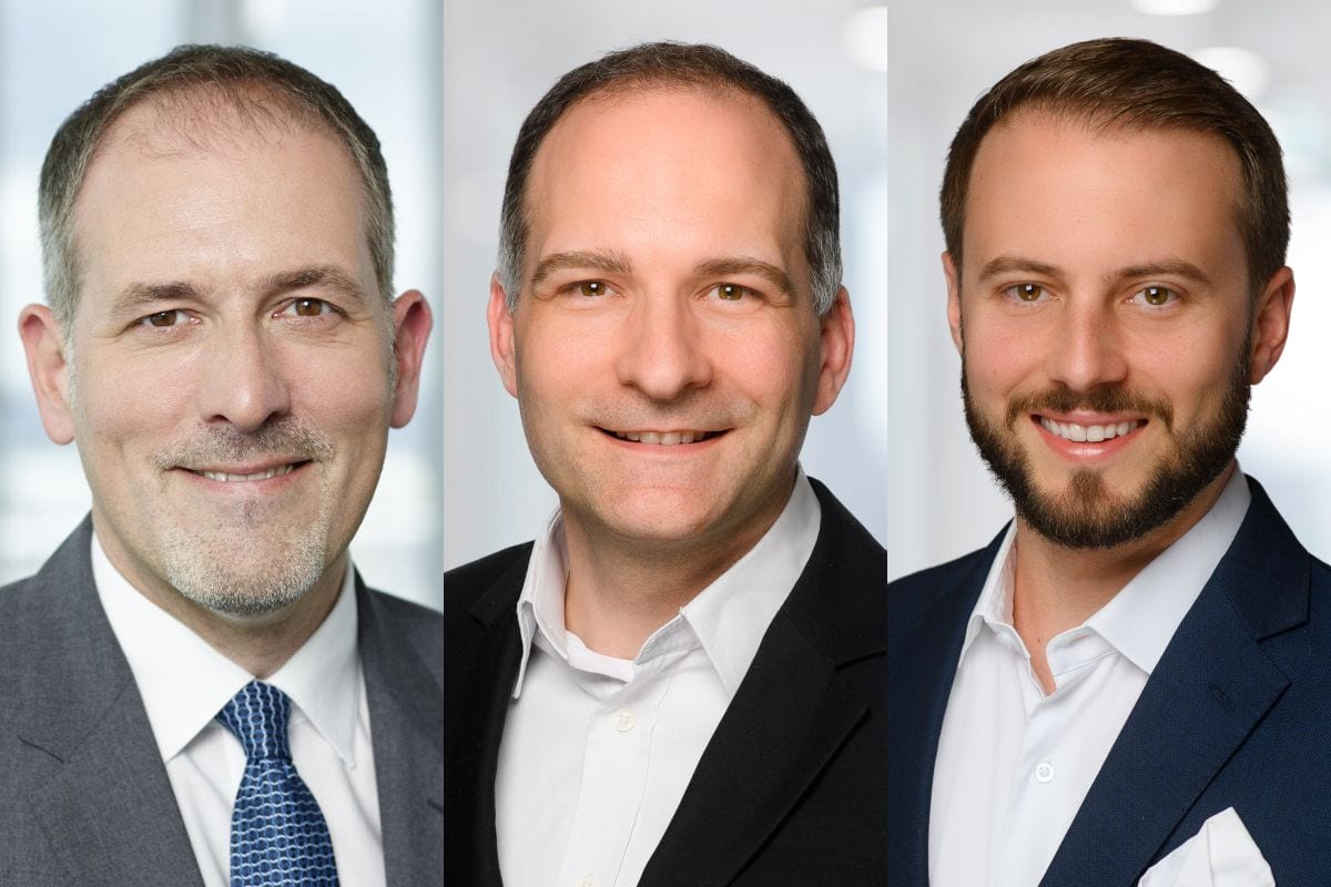 Drei Porträtfotos von Männern in Business-Kleidung nebeneinander: Ein Mann mit Krawatte, ein Mann im schwarzen Sakko und ein Mann mit Vollbart im blauen Sakko.