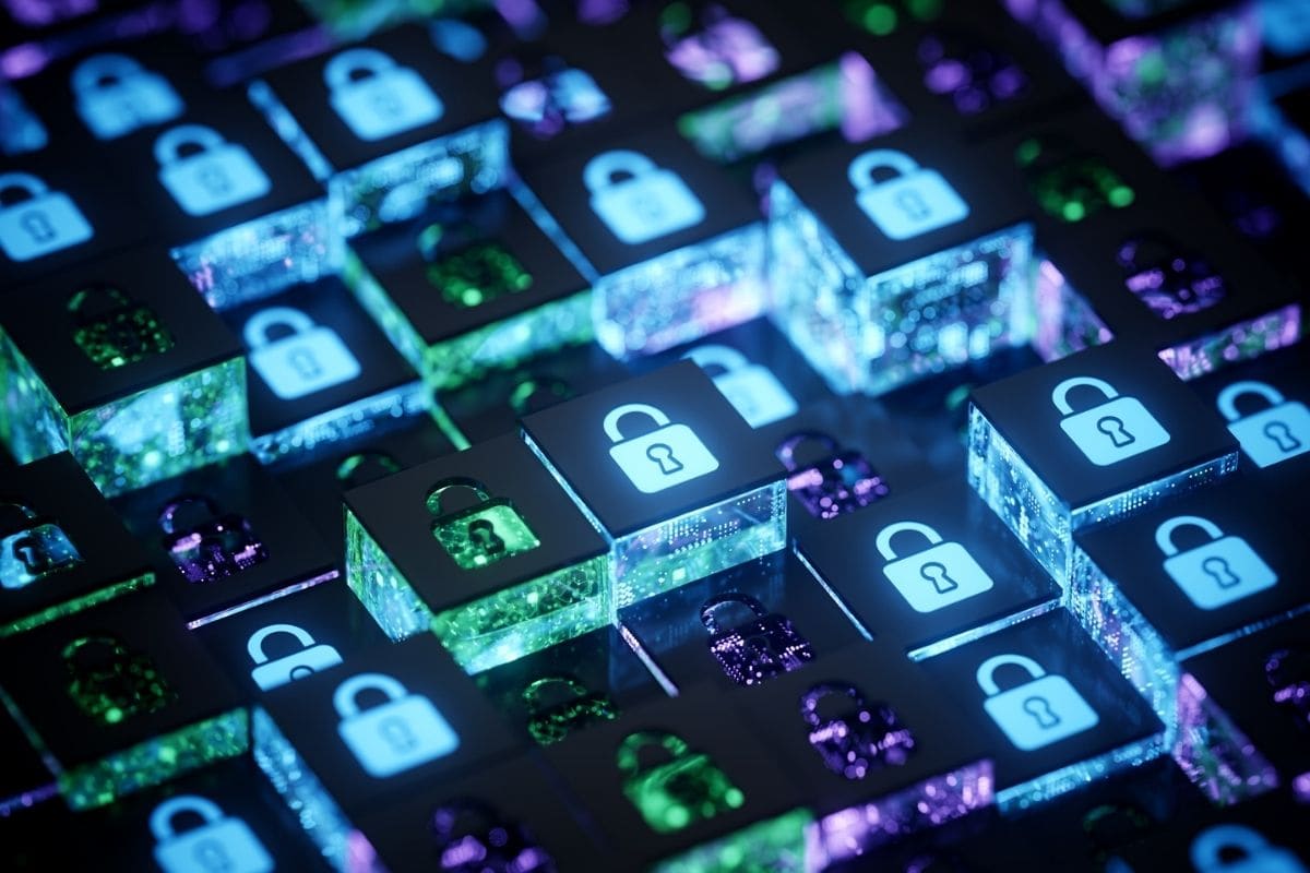 Abstrakte Darstellung von Datensicherheit mit digitalen Schlosssymbolen auf leuchtenden, vernetzten Datenblöcken in Blau-, Grün- und Violetttönen.