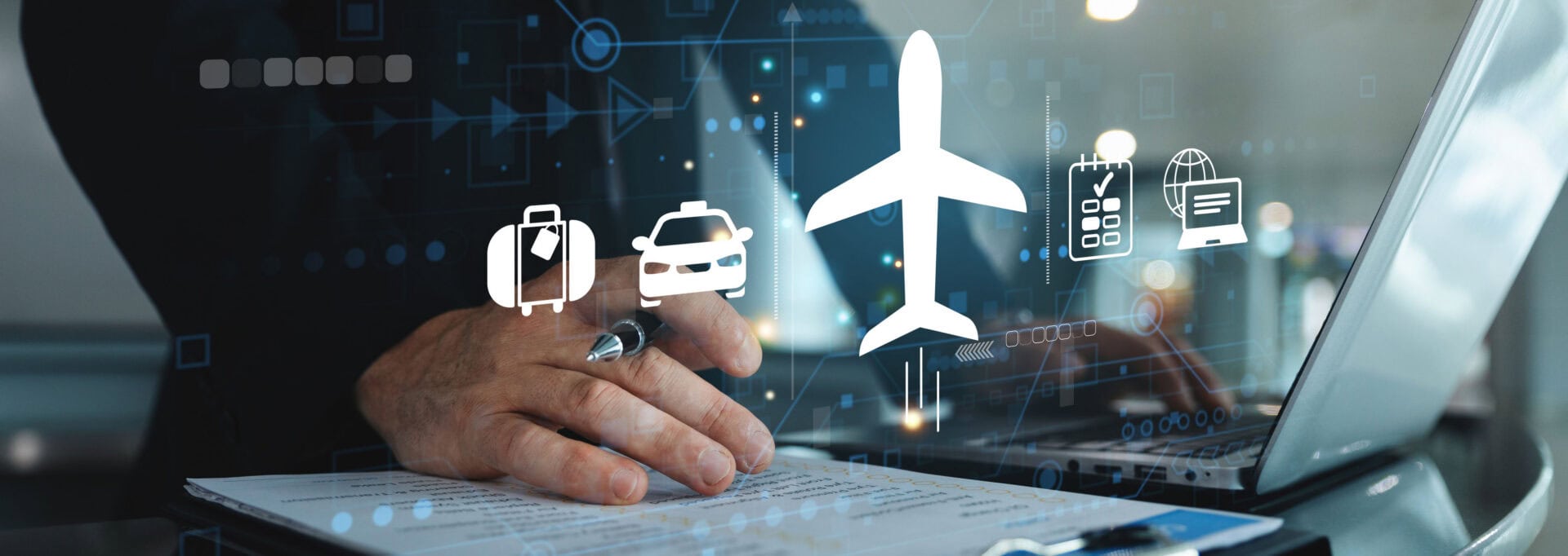 reisebuero-technologie-ketten-kooperationen Eine Person arbeitet an einem Laptop, darüber schweben digitale Symbole wie ein Flugzeug, ein Koffer, ein Auto, ein Kalender und ein Laptop-Globus-Icon.